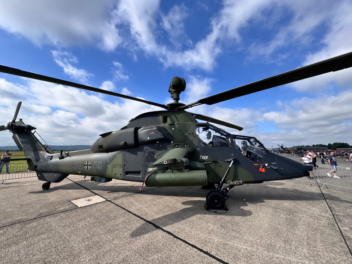 Nah dran an Kampfhubschrauber, Panzer und Elitetruppen - Mein Tag in Achum