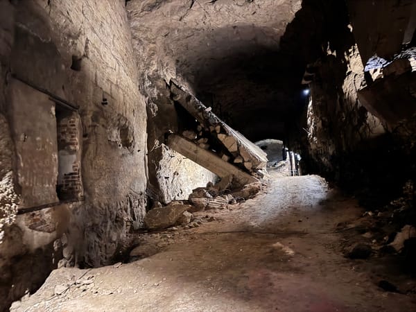 Versteckt im Fels: Die düstere Geschichte von Dachs 1