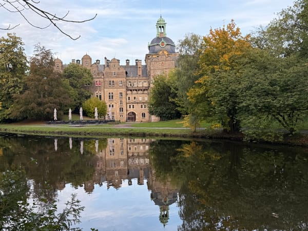 Götter, Geraubte und ein Baukran – Abendlicher Spaziergang durch Bückeburg
